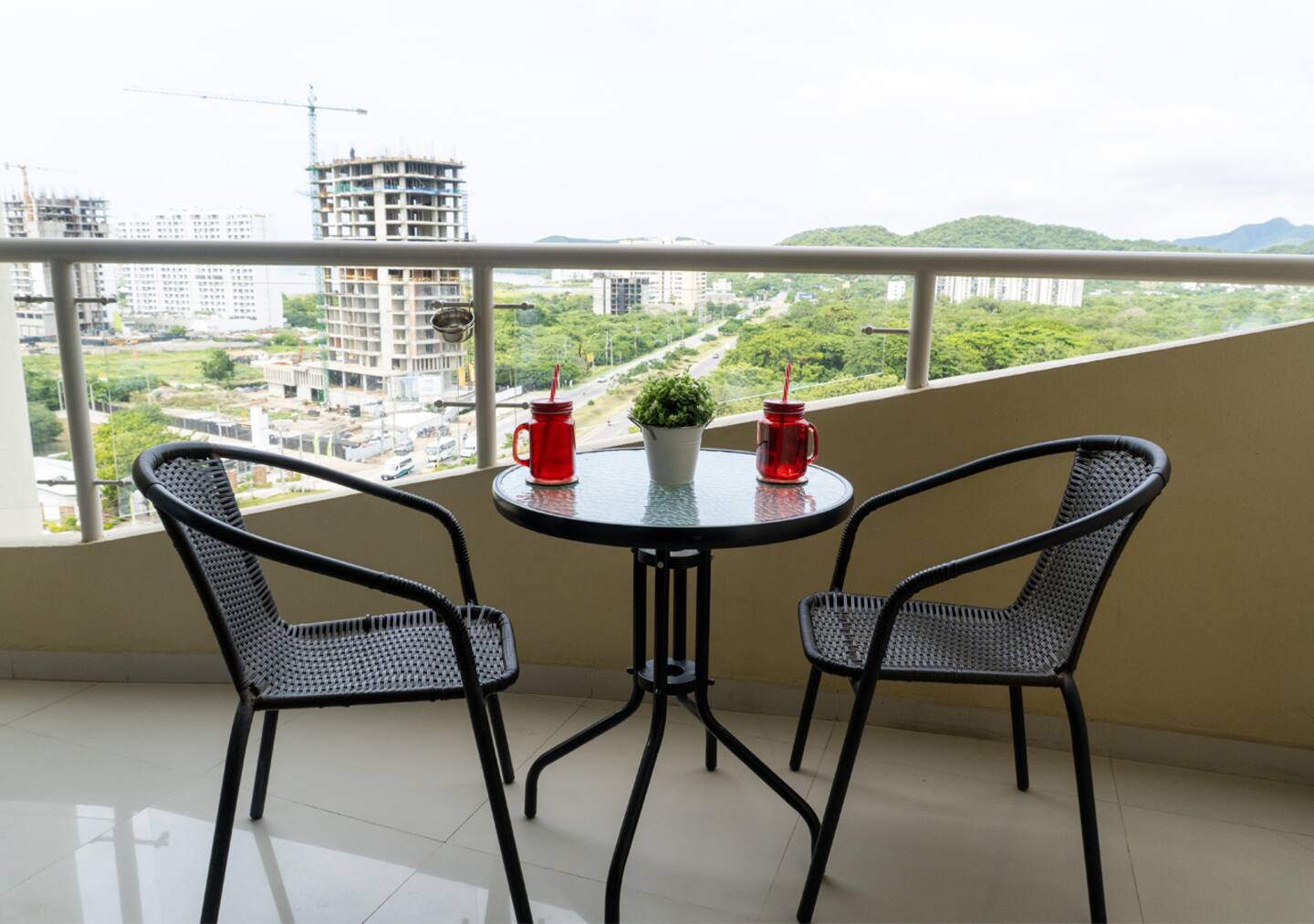 Balcón del piso 9 con vista a Santa Marta